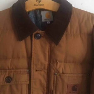  - Snygg och fodrad höst/vinterjacka från Carhartt. Stl M. Väldigt bra skick! Säljer pga använder den inte så mycket som den förtjänar!  