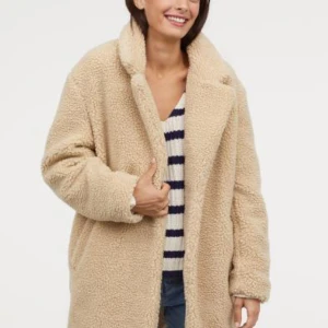  - Superfin och skön oanvänd jacka/kappa från H&M, beige färg. Hänger bara  i min garderoben och kommer aldrig till användning. Nypris 699kr. Skickar gärna egna bilder vid intresse. Köparen står för eventuell fraktkostnad :)