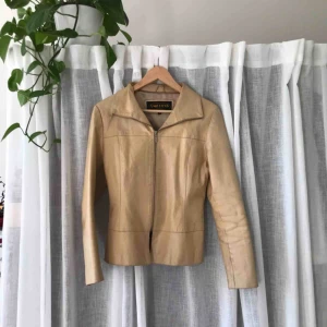  - Gul läderjacka, köpt från loppis. Passar S!