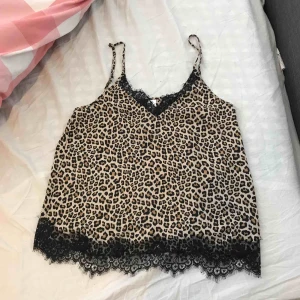  - Ett linne av siden med leopardmönster och spets nedan och ovanför bysten. Nästan oanvänt och i bra skick, säljes pga att det inte passar på mig längre. Swish går bra köpare står för frakten