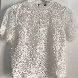  - Den fina spets tröjan från zara. Använd 1 gång och tycker de är synd så därför säljer jag den, inte riktigt min stil längre.