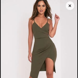  - Helt ny klänning, aldrig använd! Köparen står för frakten! 