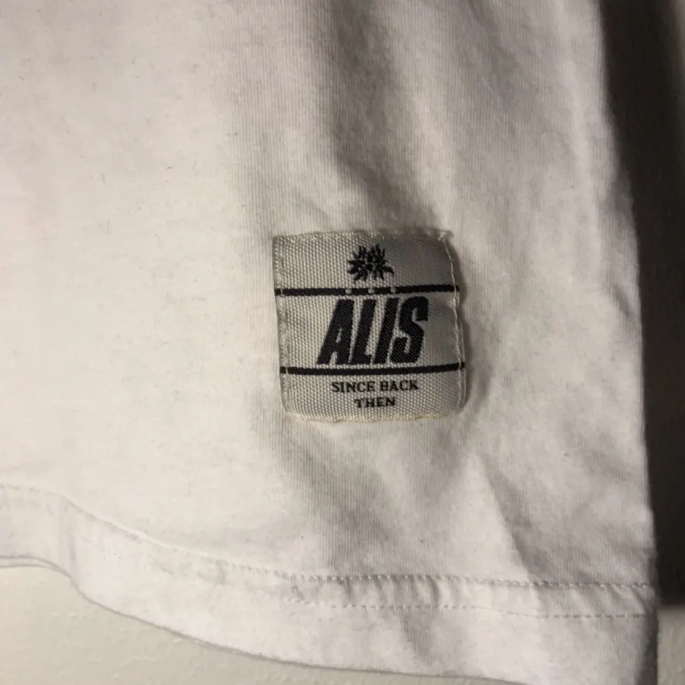 Alis T-shirt köpt i Christiania. Köparen betalar frakt på 50kr. T-shirts.