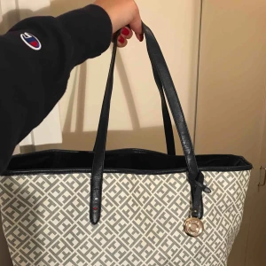  - Snygg Tommy Hilfiger-väska. Använd 2 gånger. Säljes även i blå färg.