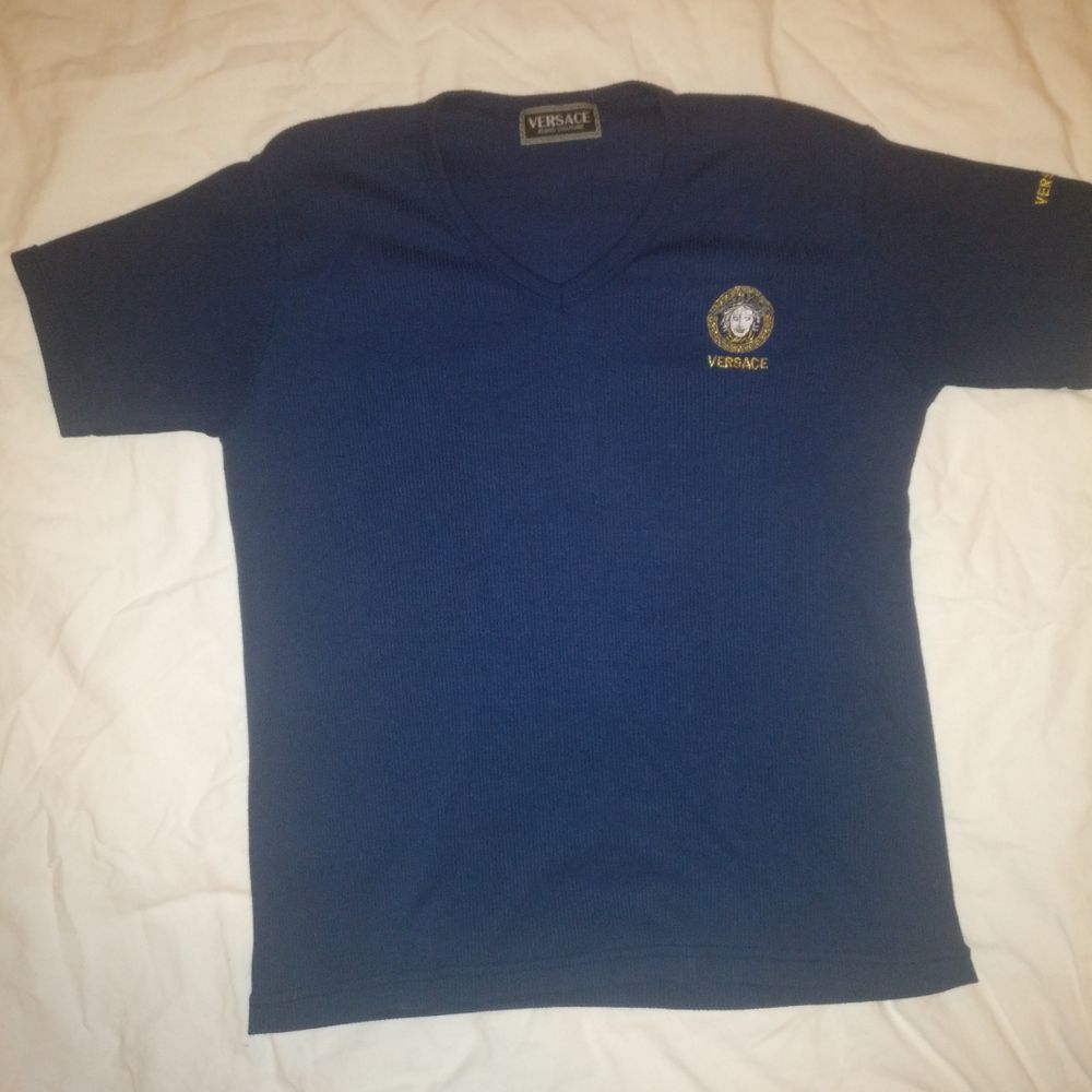 Vintage T-shirt av Versace Storlek S Köparen står för frakt!. T-shirts.