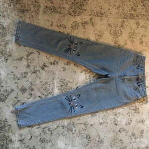  - Jeans från Monki storlek 26. Endast tvättade en gång, så i väldigt fint skick! Höga i midjan och sitter superfint. 26 motsvarar S. 150 kr inklusive frakt, skickas inom ett dygn :) 