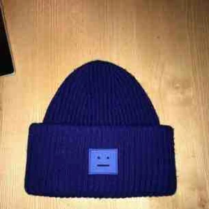  - Klarblå acne mössa, använd ytterst få gånger 2-3. Köpt nyligen och ser i princip oanvänd ut, mycket bra skick :) nypris: 1100 kr 