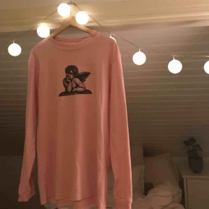  - Rosa långärmad tröja från Carlings, sparsamt använd och i fint skick! Köparen står för eventuell frakt. Kan mötas upp i Gävle.