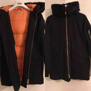  - Vinter jacka från Whyred. Köpt 2017 december. Använt några månader väldigt få ggr. Väldigt varm och bra skick. Till salu pga stor för mig nu :(. 