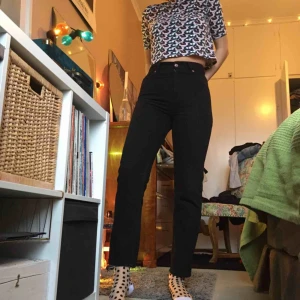  - Svarta Moluna jeans från Monki🖤 Raka ben och allmänt snygga, tyvärr för små för mig. Jag är 165 cm lång. Köpte dom i vintras och har bara använt högst 10 gånger. De är inte alls slitna, som nya! Jag har swish och frakt tillkommer! 🌸❄️🌞