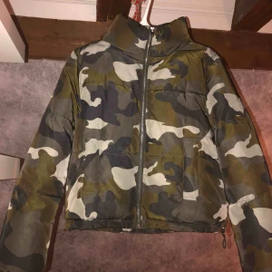  - Säljer min snygga tjocka militärjacka pga används inte :/ Fint skick. OBS!! Låt er inte luras av storleken, jag är själv en 36 och kan lätt ha denna med en tjocktröja under. Köpare står för fraktkostnad.