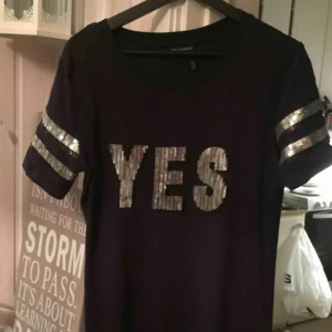  - längre t shirts längre med paljetter på i nyskick  Pris 95kr ink frakt 