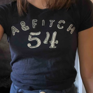  - T-shirt från Abercrombie & Fitch. Köparen står för frakt.