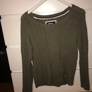  - Grön stickad tröja från bondelid. Säljer på grund av att jag inte använder den längre. Tröjan är i M men passar även en S. Möts upp i Karlskrona eller fraktas då köparen står för frakten. Skriv för mer info:) (swishbetalning)