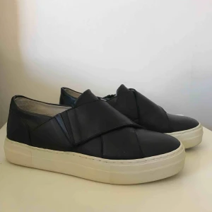  - Jättefina skor från WERA Stockholm som tyvärr är för små för mig, därför har de ej kommit till användning så mycket. Nypris för 799kr. Köparen står för frakten!<3