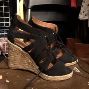  - Super snygga kilklackar i storlek 39 som tyvärr är för stora får mig :((;