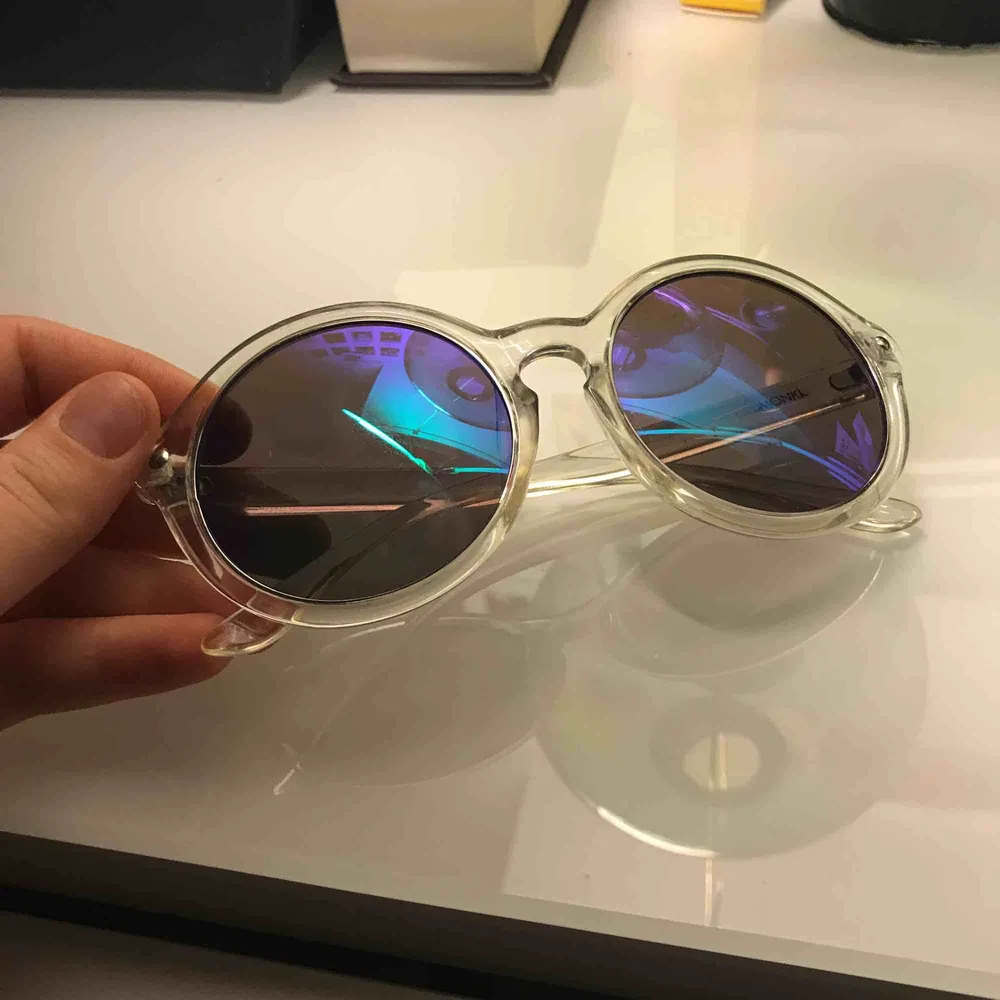 ett par balla genomskinliga solglasögon köpta på MONKI. har en oilspill finish på ”glaset”. väldigt funky :)). Accessoarer.