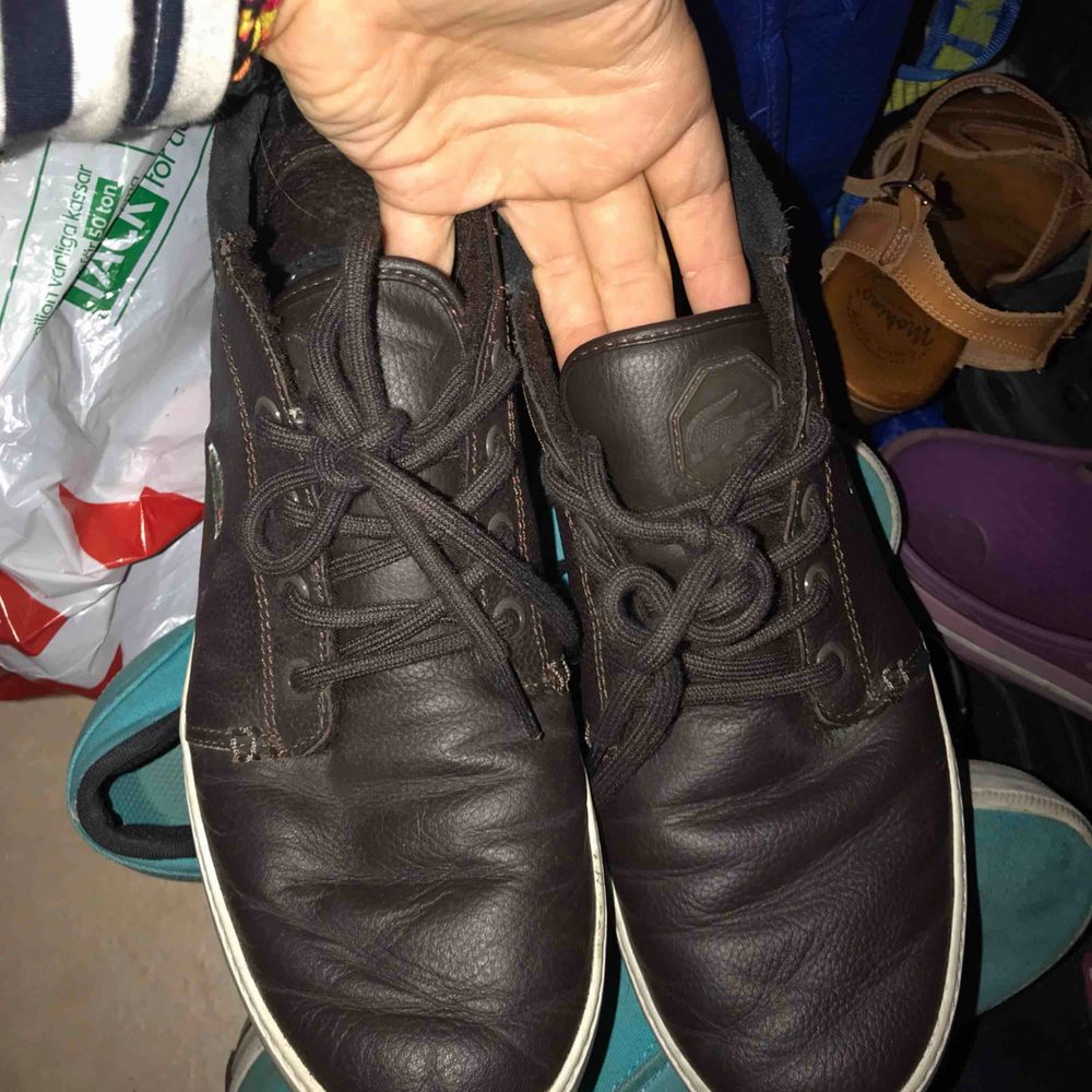 Ett par lite tjockare lite varmare skor från lacoste. Använd kanske 2 gånger  dammar av dom och fixar till dom innan dem skickas.. Skor.