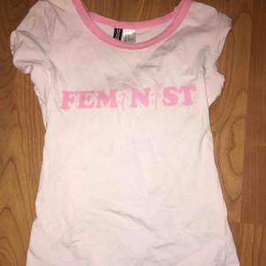 rosa feminist t-shirt helt oanvänd och i fint skick. 50kr plus frakt