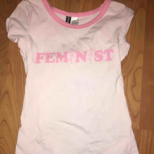  - rosa feminist t-shirt helt oanvänd och i fint skick. 50kr plus frakt