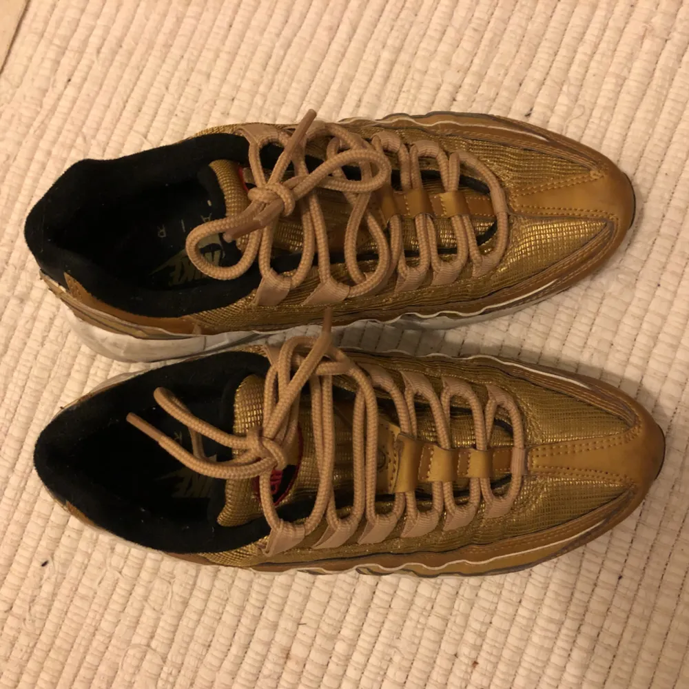 Supersnygga Nike air max 95 i guldig färg! Är de skönast skorna jag har ägt men använder de tyvärr väldigt sällan 😕 eventuell frakt står köparen för 🌼. Skor.