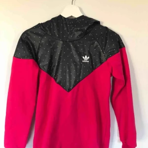  - Träningströja från adidas med tunn luva. Längre i modellen men går också att vika upp. Storlek 164 motsvarande xs. Använd enstaka gång. Frakt tillkommer
