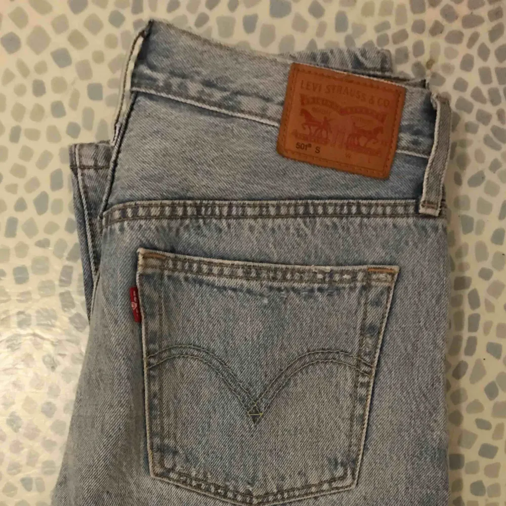 501 skinny levis jeans i ljus blått köpta i helt fel storlek! köpta för 1099kr. Pris kan diskuteras. Endast provade. Kontakta för mer info eller bilder!!🥂✨🌼. Jeans & Byxor.