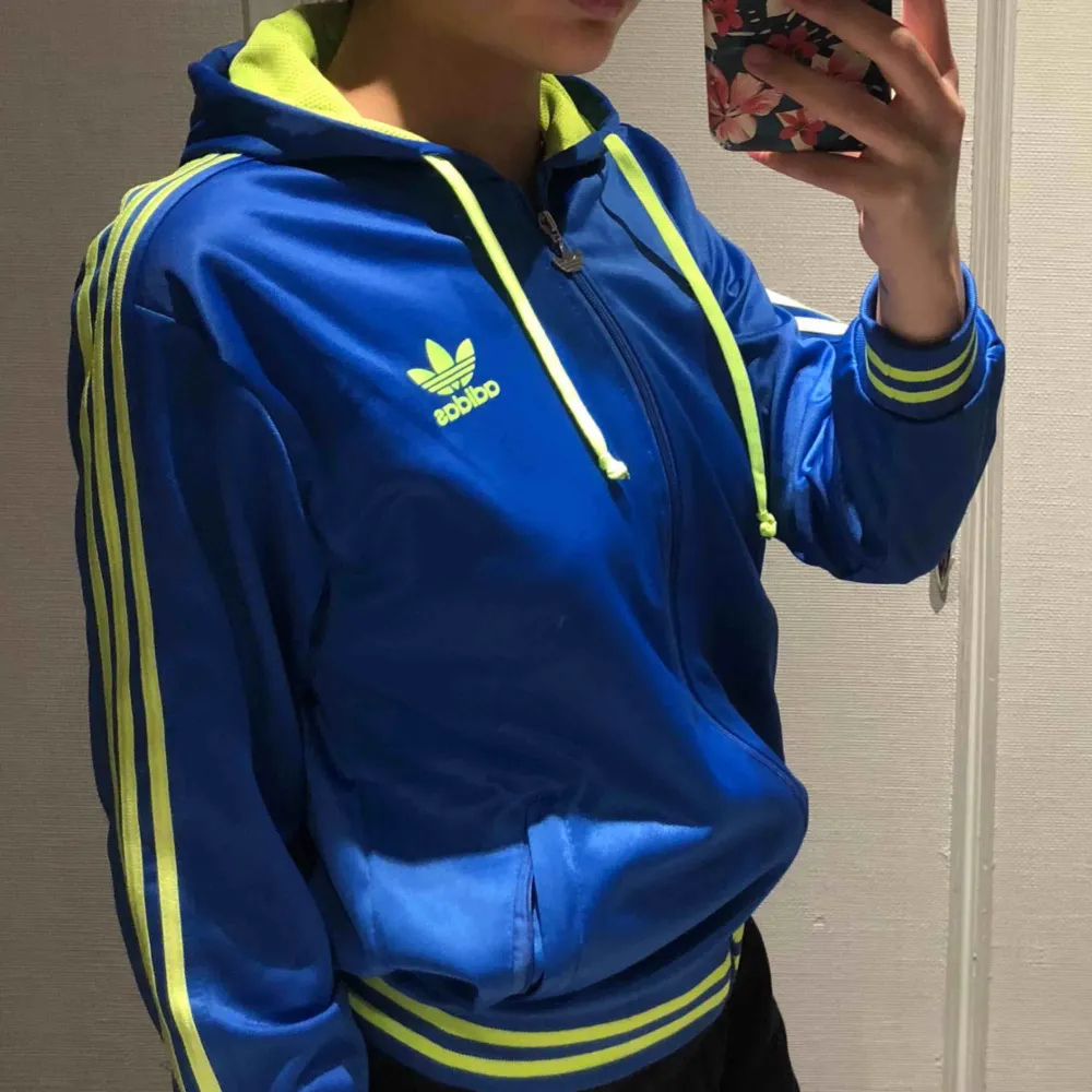 Adidas kofta i jätte bra skick. GRATIS FRAKT . Jackor.