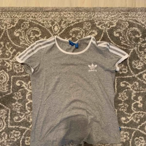  - En fin adidas T-shirt använd några gånger. Helt ny! Säljer pga att den är för liten för mig.