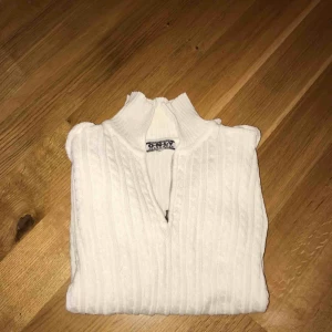  - Vit stickad tröja. Passar allt mellan S-L beroende på hur man vill att den ska sitta. 