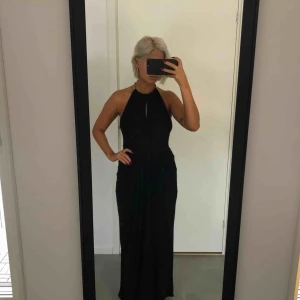  - Långklänning i silkigt material med silverring runt halsen. Så fin! Aldrig använd 