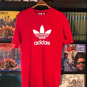  - T-shirt från Adidas. Köparen står för frakt på cirka 70kr.