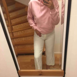  - Sköna raka vita liknande kostymbyxor