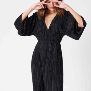  - Pleates kimono dress. Mjuk i materialet med härligt stora armar. Endast använd en gång. Säljer för att den inte kommer till användning längre. Köparen står för frakt. 