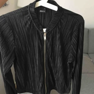  - Plisserad tunn jacka/tröja/kofta eller vad man vill kalla det 😄 från Gina Tricot, använd 2 gånger! Storlek Small