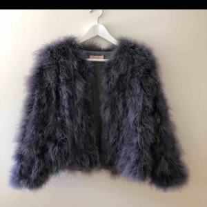  - Frakt 65kr, snygg pälsjacka, köpt för ca 1250kr, mysig höst och vinter jacka, lite grå lila nyans 