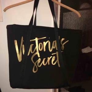  - Snygg och stilren väska från VS. Två fack i väskan med värmehållande kunskaper! Perfekt för utflykten m.m. 