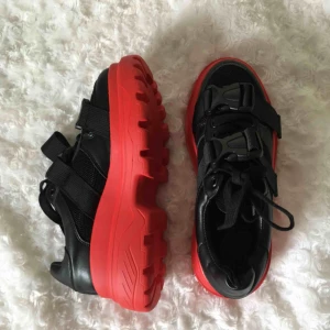  - Chunky sneakers med röd sula. Beställde 37 men dessa passar de med strl 36. Möts helst upp i Vasastan!