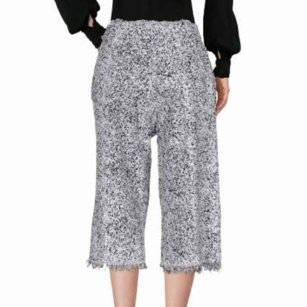 byxor från exklusiva märket HAAL. dyra i inköp men aldrig använda. typ culottes 3/4-delslängd och frottéaktig finish. såå gosiga att ha på sig. Jeans & Byxor.