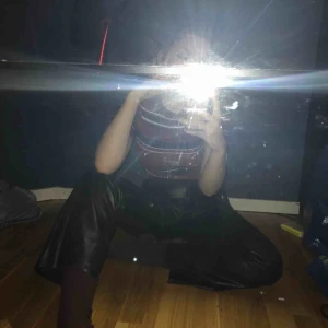  - Äkta läder vintage 90’s byxor från Tiger of Sweden. Strl XL men ser bra ut på M med bälte. Finns inga fläckar eller hål och läder håller otroligt bra. Frakt står jag för Ny-pris: Ca 3000