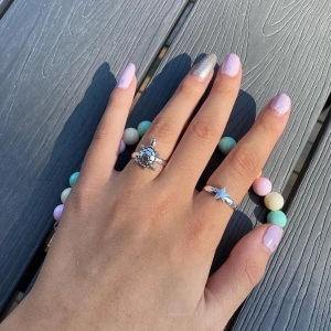 Ringar  - Handgjorda ringar 65kr/st inkl frakt                                                          Ringarna är justerbara, armbandet på bilden finns i enskild annons!                                                                                  Skriv ett meddelande vid funderingar eller intresse!! ⚡️🌸