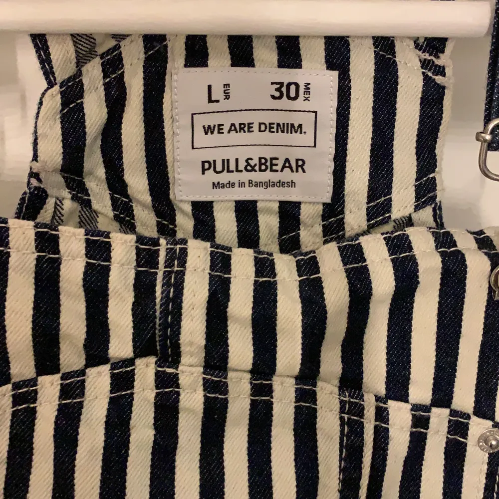 Superfin topp från Pull&Bear. Helt oanvänd och superfint skick. Storlek L men passar M. Köparen står för frakten. Fraktar endast.. Toppar.