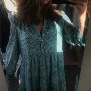 Zara klänning  - Super härlig klänning ifrån zara. Köpt i våras och använd en gång på skolavslutningen. Klänningen har lite volang upp till och har ett inner tyg.