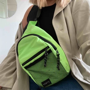  - Axelremsväska/midjeväska från STUHF. Köpt på Carlings. :)<3