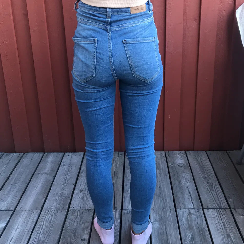 Jeans från Gina Tricot storlek S. Använda bara några gånger lite för långa i bena. Köparen står för frakt. Tuffa jeans för bra pris.. Jeans & Byxor.