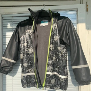 Regnjacka  - Regnjacka i strl: 134/140, fint skick. Innerfoder är fleece, finns reflexdetaljer. 