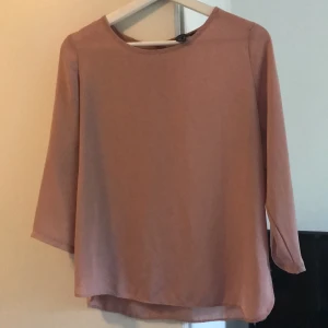  blus - Säljer min blus till salu då den Inte är min stil längre, den är längre bak än fram med några enstaka cm, svin bekväm och den är nog som det heter gammal rosa färg.