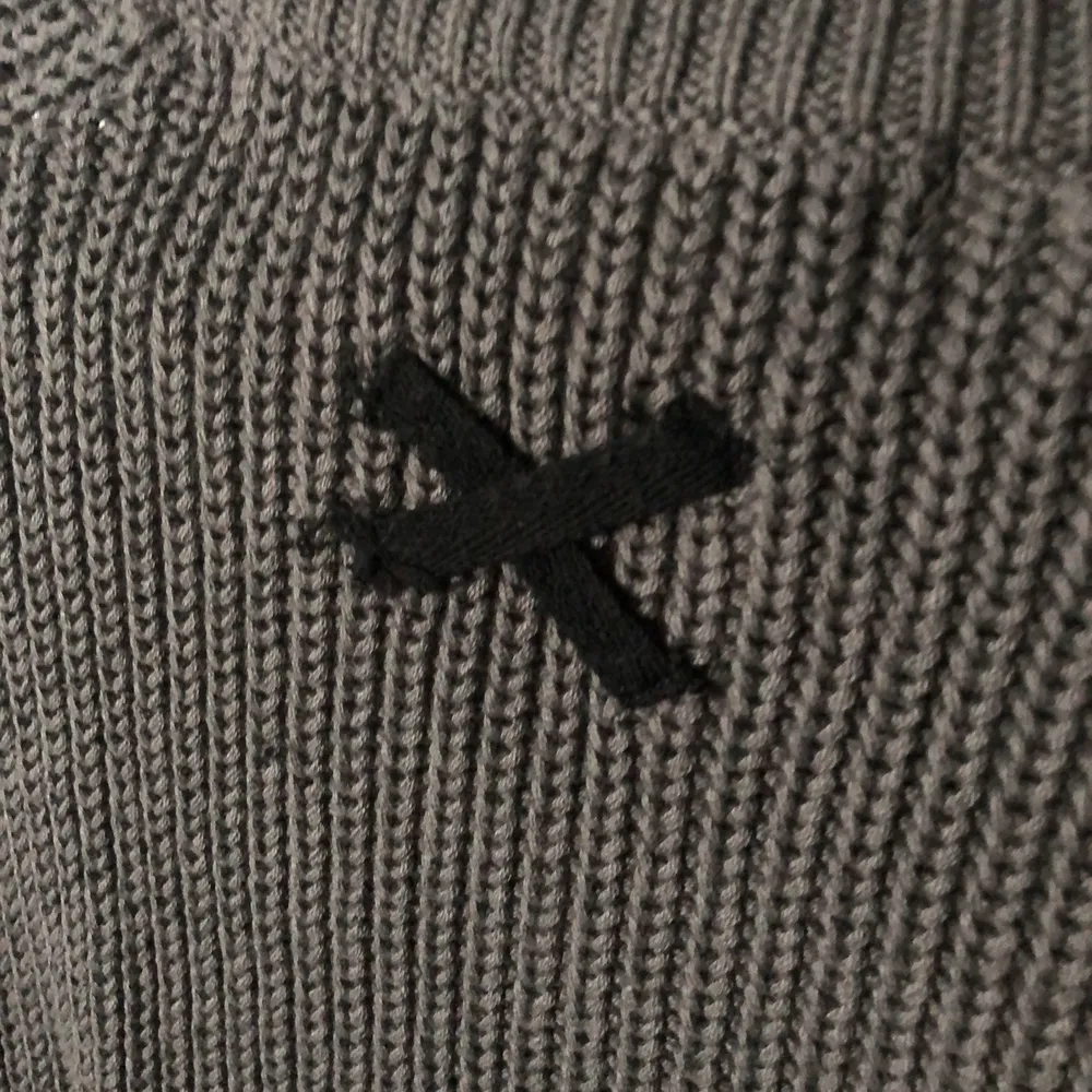 Mörkgrå stickad tröja från lager157 i storlek S. Aldrig använt, fortfarande bra skick. Frakt förekommer, men kan mötas i Göteborg. För fler frågor och bilder kontakta mig!. Stickat.