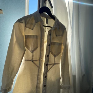 Vit jeansklänning stl XS-S - En väldigt snygg jeansklänning som jag hade på mig när jag tog studenten (därav några små ljusa fläckar, syns knappt). Sitter väldigt snyggt på, passar 34 och 36 om man inte har så stora bröst. Priset är inklusive frakt 