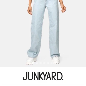  junkyard wide leg jeans - Säljer dessa som aldrig kommit till användning och endast är testade,Storlek 26 (själv är jag 163 och har 36), är i nyskick, köpare står för frakten